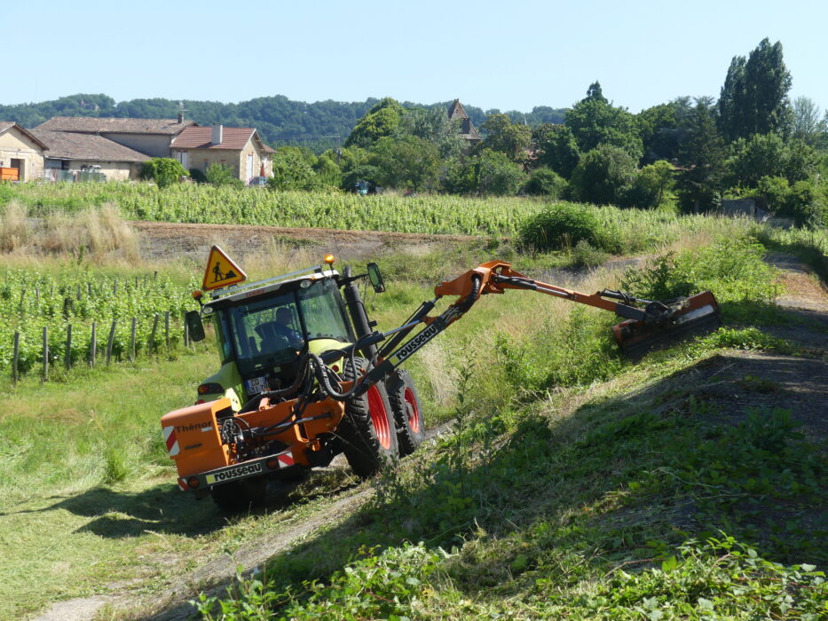 fauchage de la digue à l'aide d'un tracteur avec épareuse