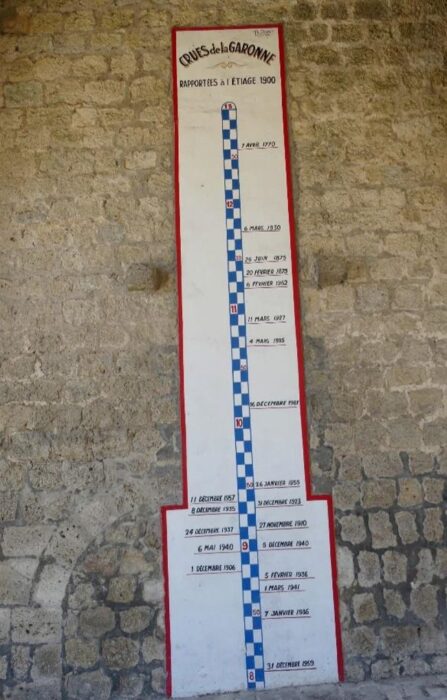 Échelle de crue de la porte de la mer à Cadillac sur Garonne