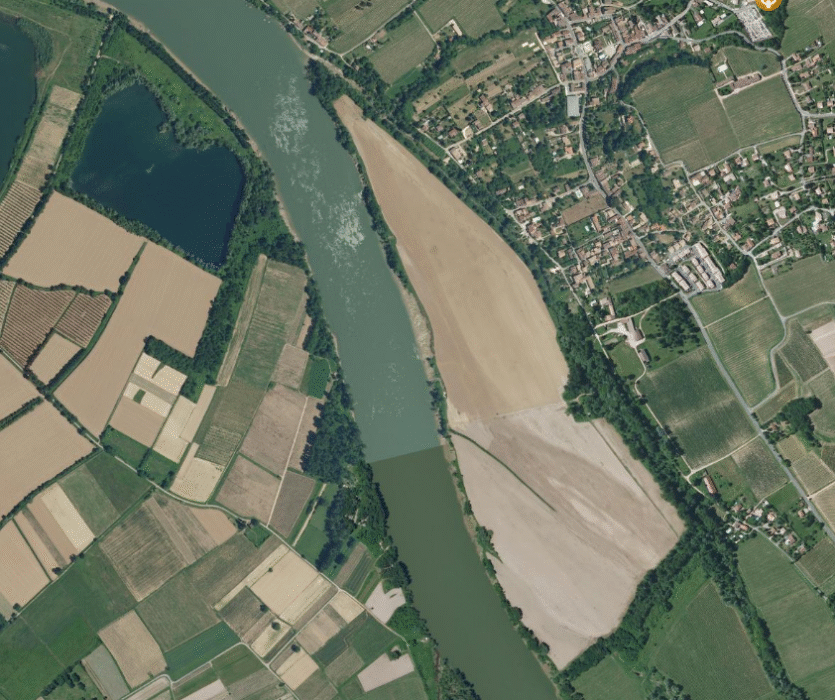 Photo vue du ciel extraite sur le site de l'ign remonter le temps. Photo prise entre 2006 et 2010 montrant un site recouvert de terres cultivées homogènes sans haie ni système bocager témoignant de la maïsiculture intensive mise en place jusqu'en 2007