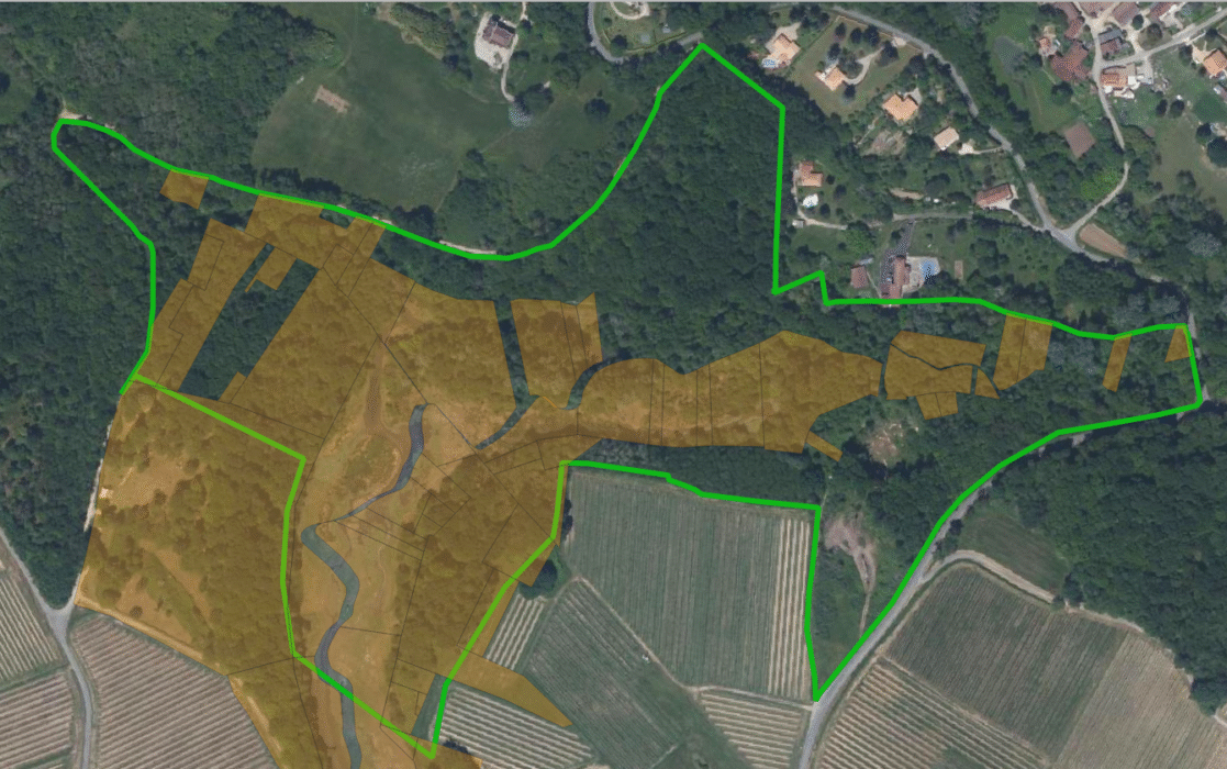 Carte extraite du logiciel q gis représentant le périmètre potentiel de l'espace naturel sensible ainsi que la position des parcelles communautaires déjà classées et protégées. Les parcelles classées représentent environ soixante pour cent du périmètre total.