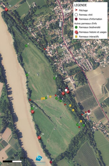 Photo vue du ciel de l'île de Raymond. Plusieurs point sont ajoutés à la carte, représentant les emplacements prévisionnels des différents panneaux. La carte possède une légende apportant du détails sur la nature des panneaux. Panneaux biodiversité, panneaux histoire et usages, fléchage, et cetera.